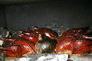 石窯で鶏の丸焼き