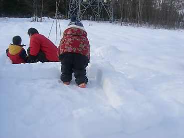 雪のブロックを積上げる