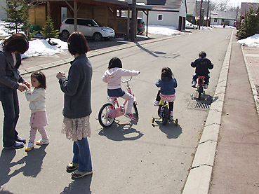 自転車に乗って遊ぶ子どもたち