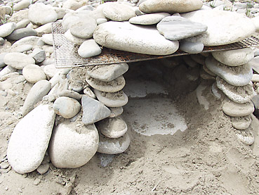 川原で原始人の石窯作りの手順