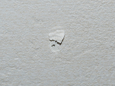 自宅の壁紙の引っかき傷を簡単に修復する方法