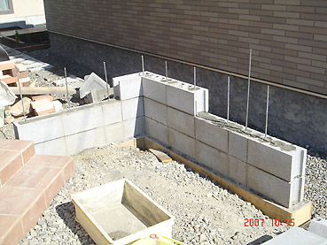 オシャレなガーデンウォール製作　工程2～コンクリートブロックを積上げる