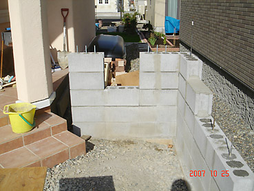 オシャレなガーデンウォール製作　工程2～コンクリートブロックを積上げる